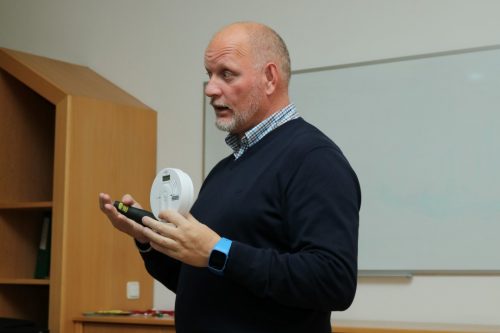Klaus Wimmer mit einem handelsüblichen CO-Melder
