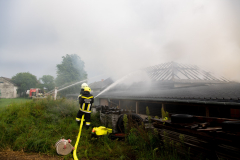 Zehn Feuerwehren bekämpfen Großbrand in Schönau