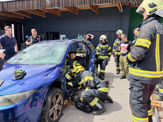 Feuerwehrübung mit Rettung aus verunfalltem Auto in Österreich